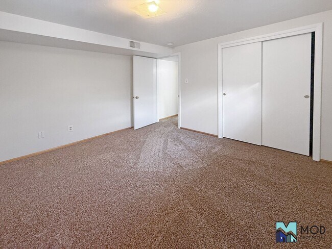 Building Photo - $0 DEPOSIT OPTION. CHARMING BRICK RANCH WITH FINISHED BASEMENT ON LARGE CORNER LOT NEAR DOWNTOWN ...