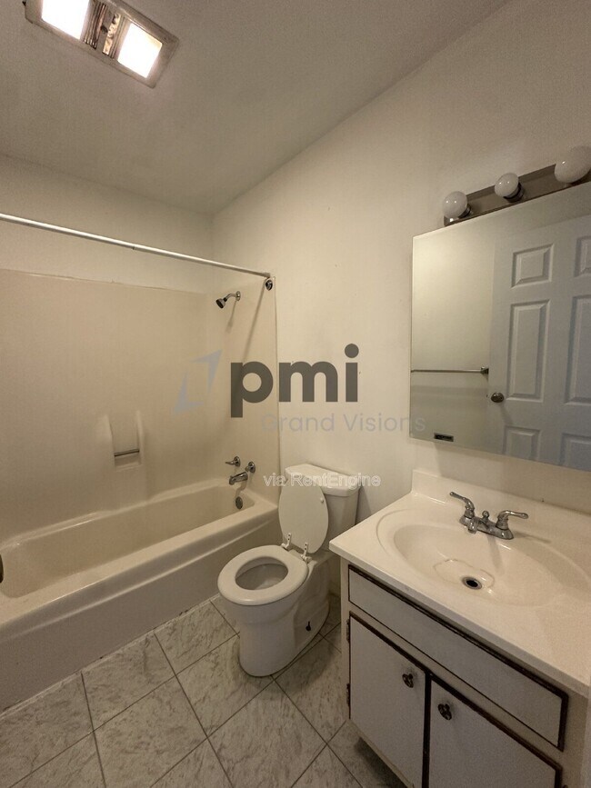 Building Photo - 1612 University Dr