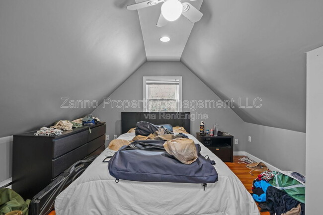 Building Photo - 22-23 Third School St