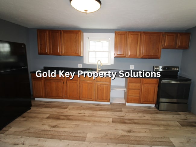 Building Photo - Fully Updated 2 BR 1 BA House with Covered...