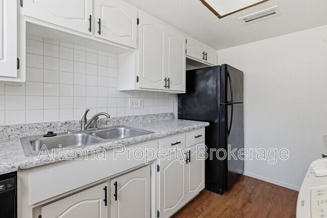 Building Photo - 245 E Vine Cir
