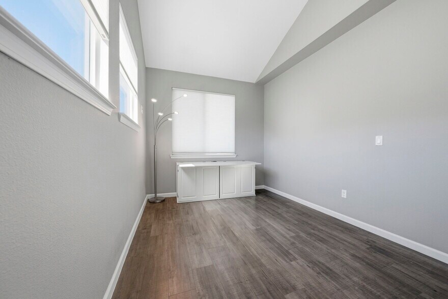 Building Photo - 817 Estancia Ter