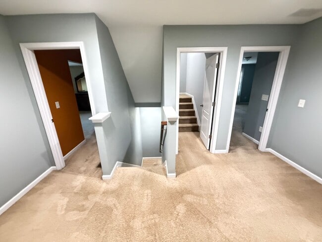 Building Photo - Expansive 5-Bedroom, 3-Story Home in Desirable Harrisburg Neighborhood