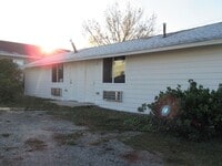 Building Photo - Centrally Located One Bedroom Duplex