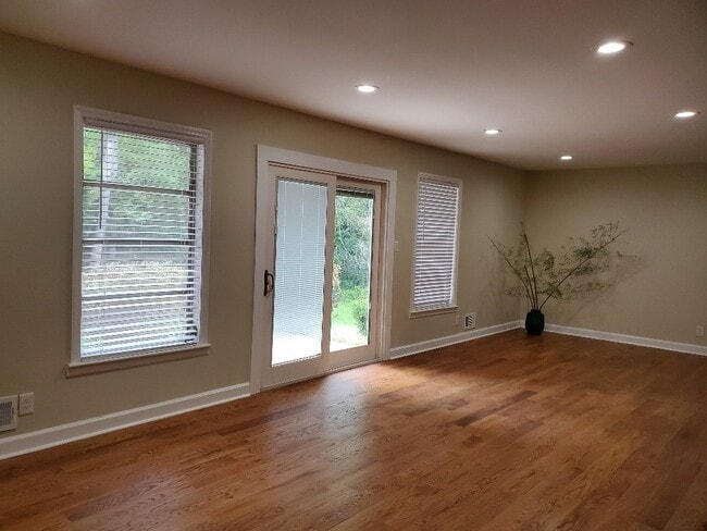 Building Photo - Newly Remodeled Mid Century Style Home!!