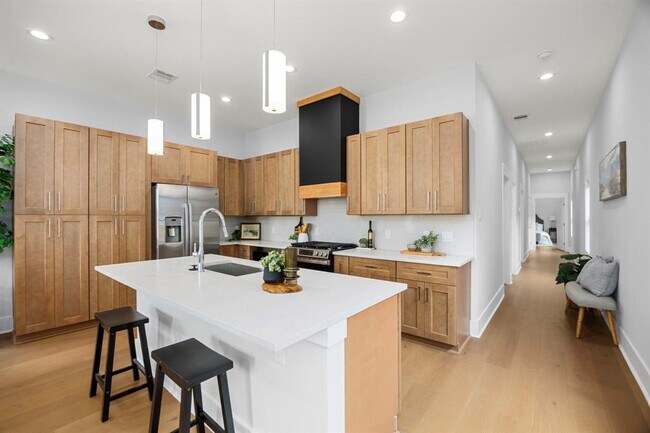 Building Photo - 122 E 31st 1/2 St