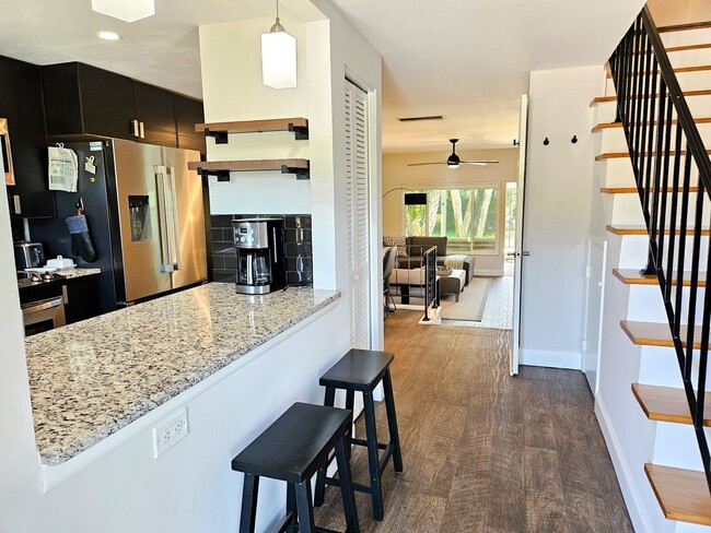 Building Photo - Seasonal Short-Term Venice Island Townhouse Steps from Venice Beach!