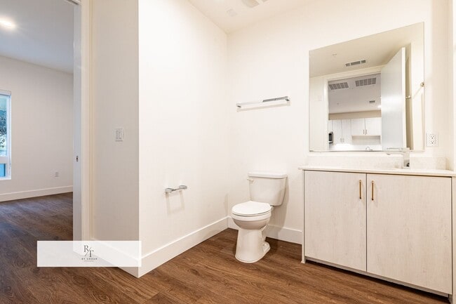 Building Photo - Modern 1-Bedroom Condo with Rooftop Amenities in Pasadena