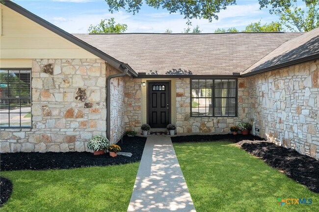 Building Photo - 101 N Kings Canyon Dr