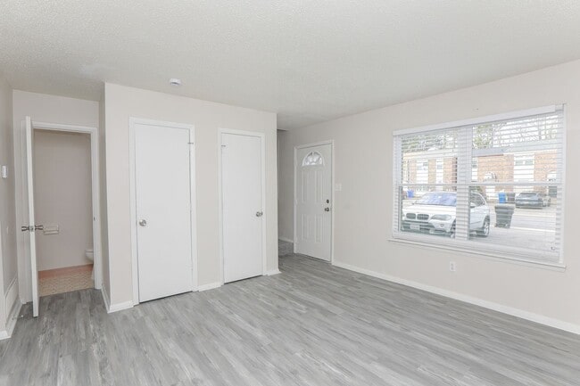 Building Photo - Bright, Updated & Prime Location!