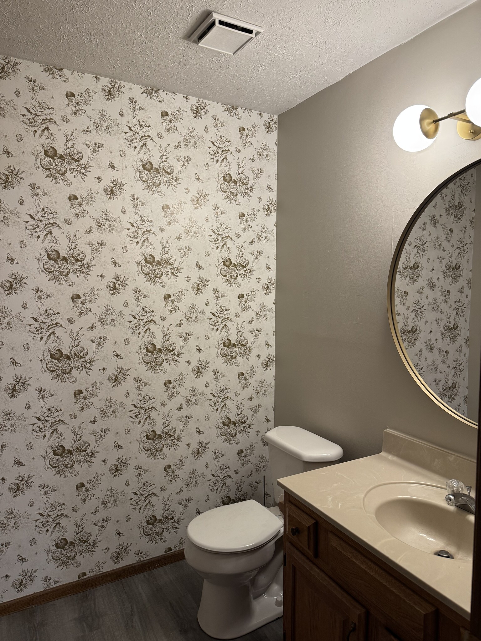 Building Photo - 1833 Cloveridge Dr