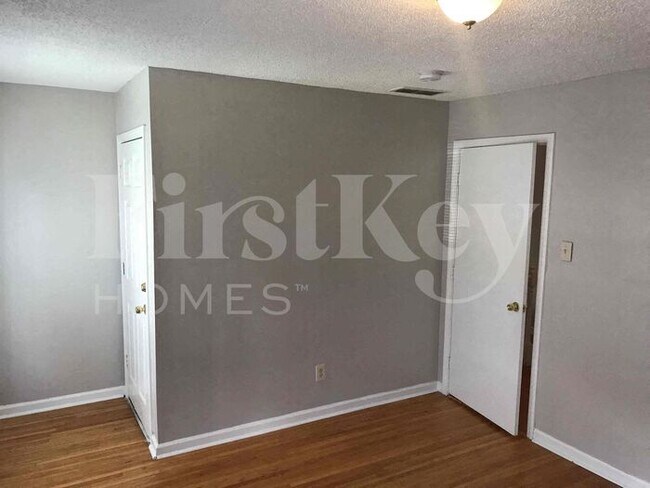 Building Photo - 2097 Meadowview Lane