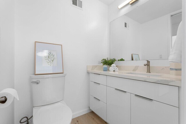 Building Photo - Renovated Unfurnished 2 bedroom, 1.5 bath ...
