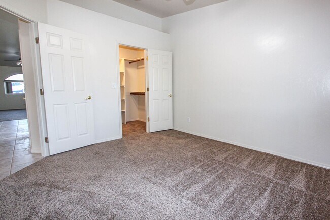 Building Photo - 8509 E Leigh Dr