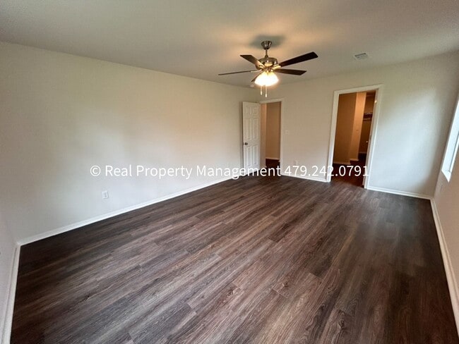 Building Photo - 10640 Cedar Wy