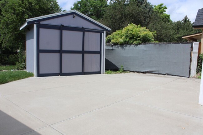 Building Photo - Columbine Hills - 3 BR/2 1/2 BA Home!