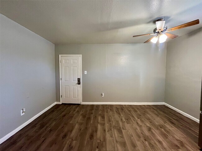 Building Photo - 2705 Lorraine St