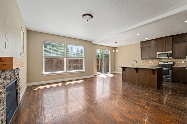 Building Photo - Close proximity to Old Mill District and downtown