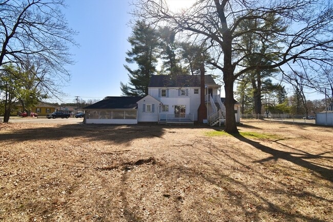 Building Photo - 582 Springfield St
