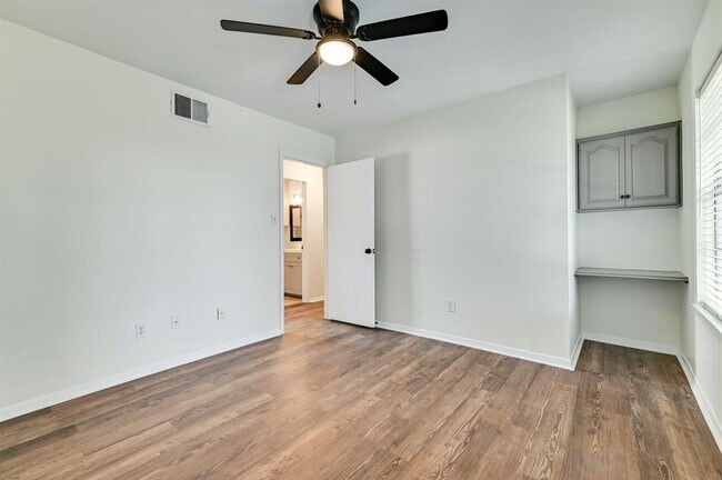 Building Photo - 204 Northwest Dr