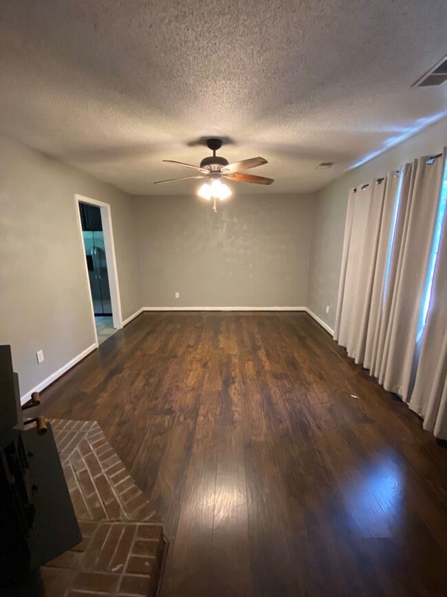 Building Photo - Charming 3-Bedroom Ranch !! "ASK ABOUT OUR...