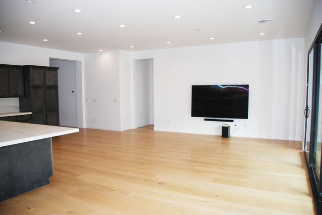 Building Photo - Beautiful Toll Brothers 3BR, 3Bath, 2Car Home in South Reno