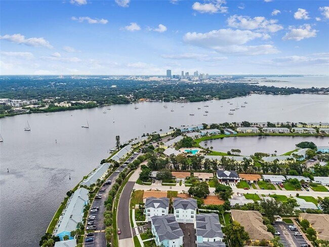 Building Photo - 3840 Pompano Dr SE