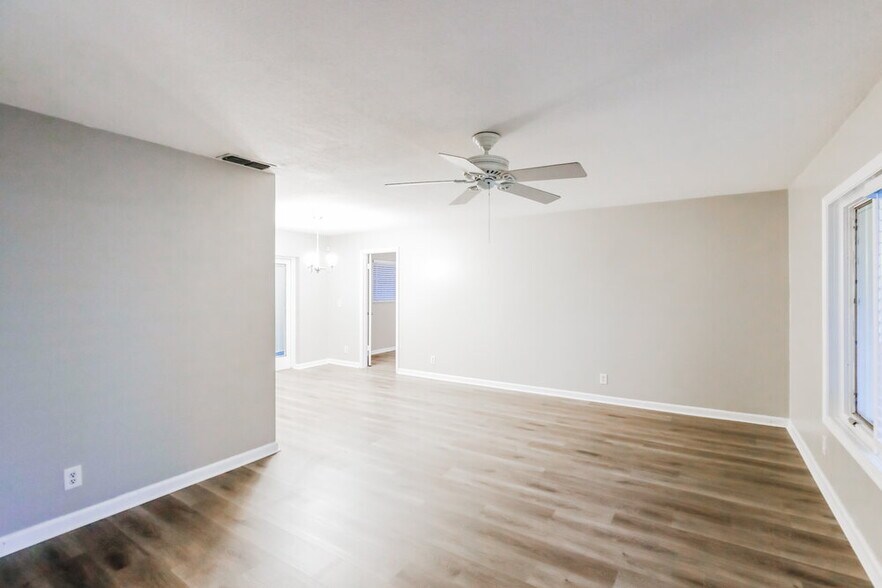 Building Photo - 12695 Westport Cir