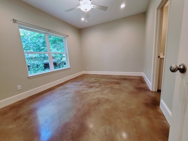 Building Photo - 429 Brentwood Dr