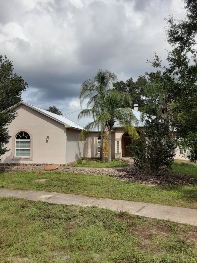 Building Photo - Beautiful & Private Residence