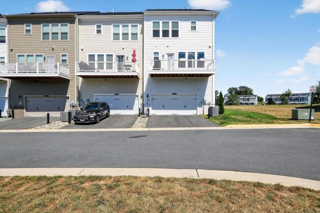 Building Photo - 17137 Branched Oak Rd