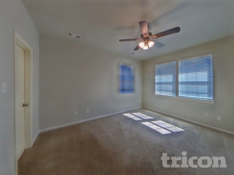 Building Photo - 624 Nora Ln