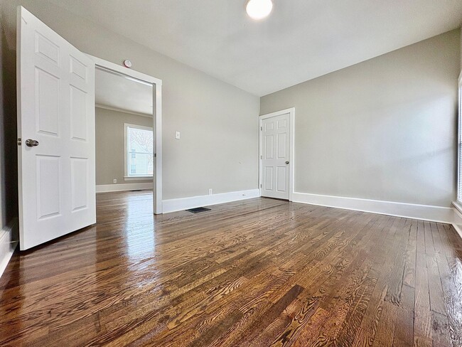 Building Photo - 822 W 4th St