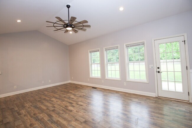 Building Photo - 102 Willow Creek Ln