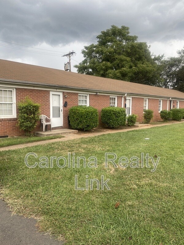 Building Photo - 2224 Gilbert St Apt 1