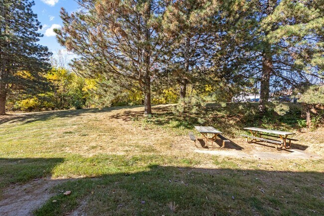 Building Photo - 902 Benton Dr