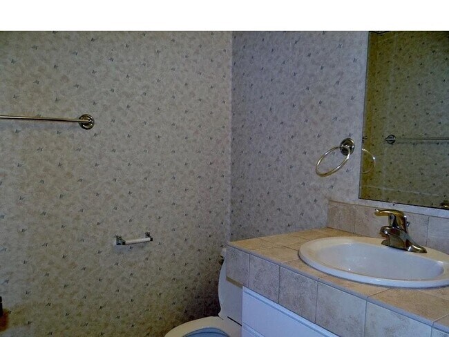 Building Photo - 3 BR Townhouse Located on UCSD Bus Line w/...