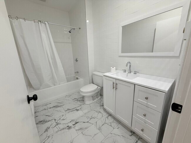 Building Photo - 452 Park Dr