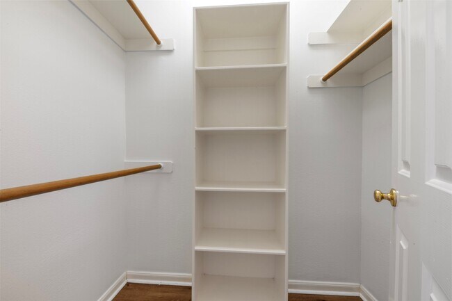 Building Photo - 23910 River Pl Dr