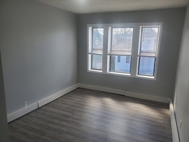 Building Photo - 14 Abbotsford St