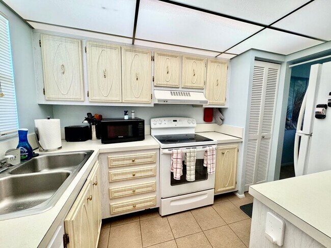 Building Photo - Fully Furnished 2 bedroom/ 2 bath with tranquil views in 55+ Community