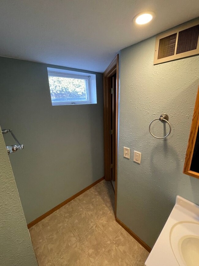 Building Photo - West Side 3 bedroom, 2 bathroom home for rent