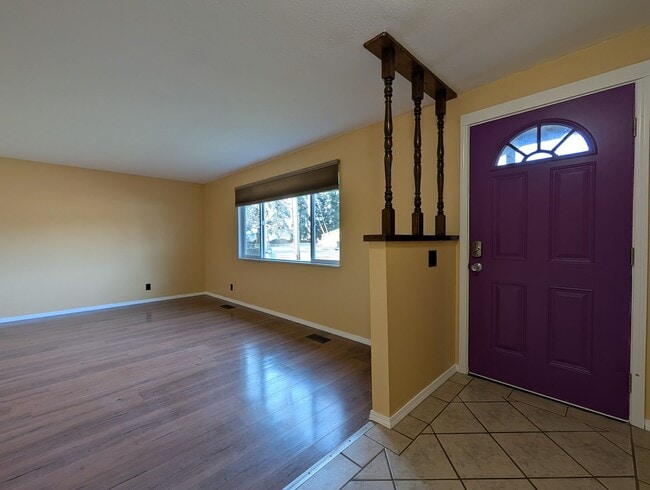 Building Photo - Great 4bed/1.5 bath home with bonus space and additonal storage