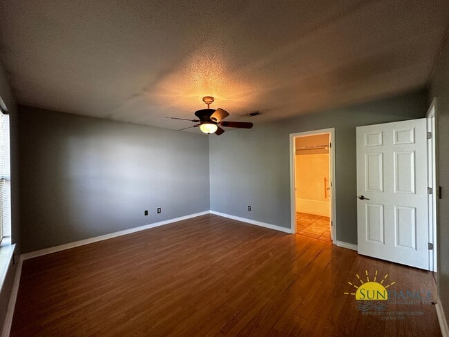 Building Photo - Lovely 3 Bedroom Townhouse in Fort Walton Beach Near both Bases