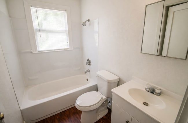 Building Photo - Spacious Cozy Home in Eastlawn