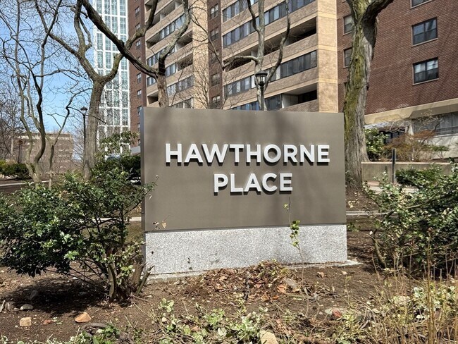 Building Photo - 2 Hawthorne Pl