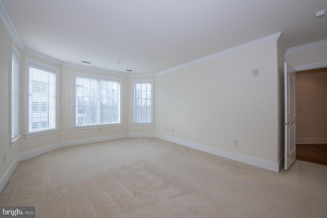 Building Photo - 5303 Parkview Dr