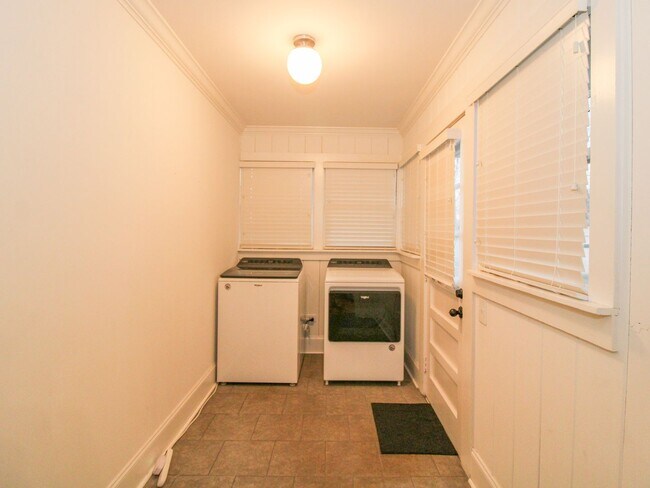 Building Photo - Downtown Athens! Walk to Athens State University! Lawn Care included!