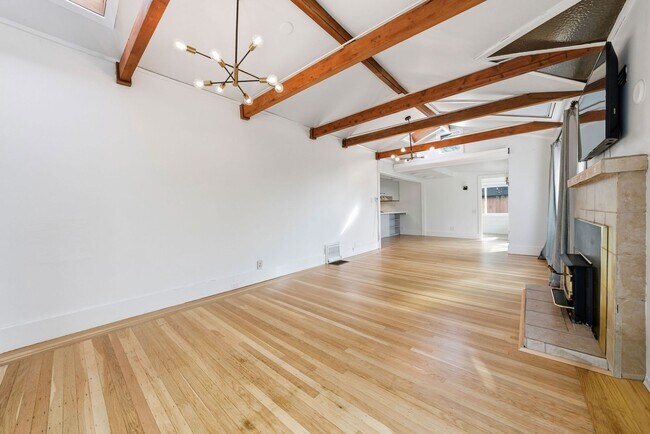 Building Photo - 3 Bed/2.5 Bath Multilevel Home with Amazing Views!