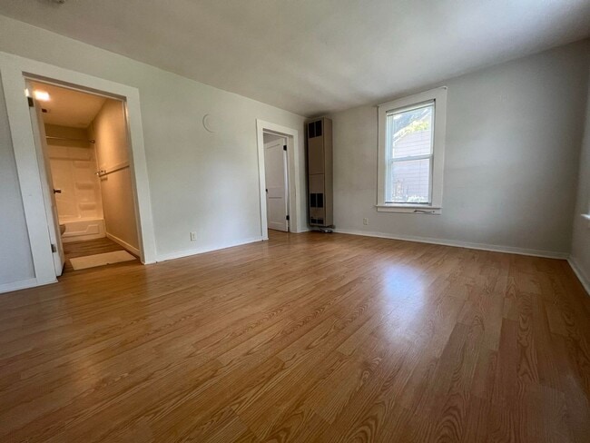 Building Photo - 613 N Dewey St